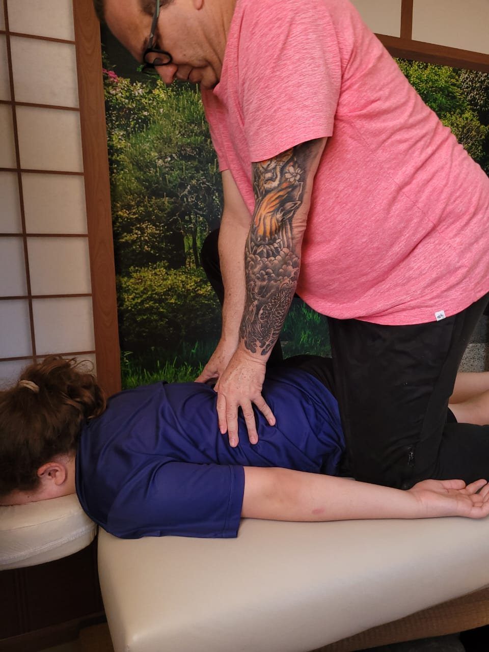 Augusto Maiolo realizando massagem terapêutica nas costas de cliente